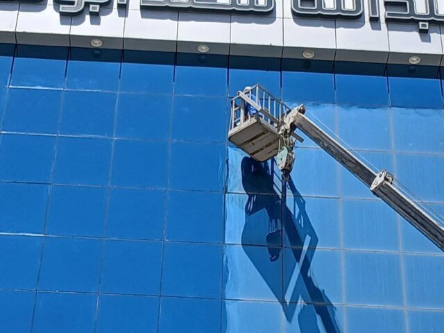 تنظيف واجهة زجاجية زرقاء عاكسة لمبنى تجاري في الرياض - الطاهر كلين